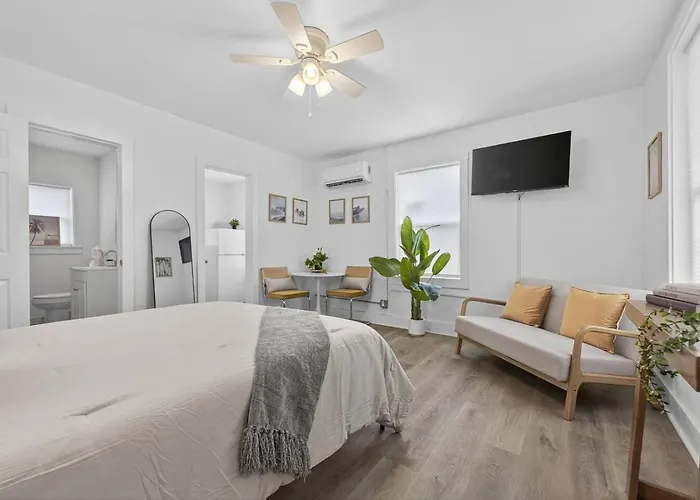 Unit 4 Charming Private *