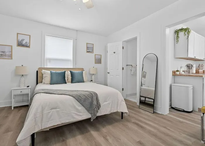 Unit 4 Charming Private
